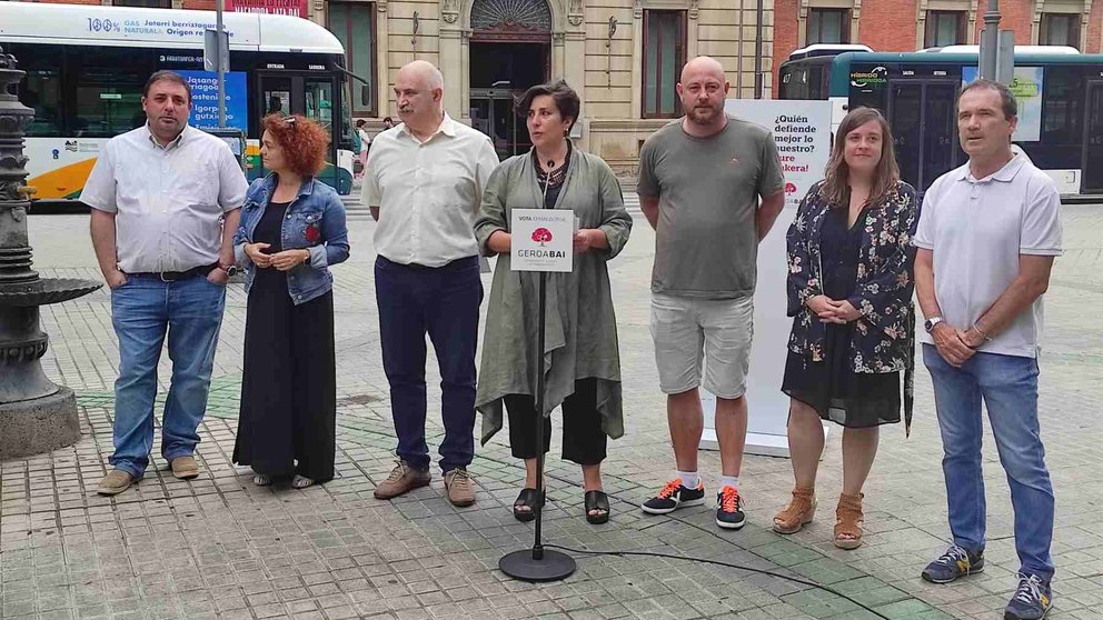 Los candidatos de Geroa Bai en un acto de campaña este lunes en el Paseo de Sarasate de Pamplona. EUROPA PRESS