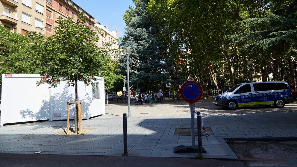 Inicio de los preparativos para las obras del parking de la Plaza de la Cruz de Pamplona a pesar de la oposición y protesta vecinal al proyecto. IÑIGO ALZUGARAY