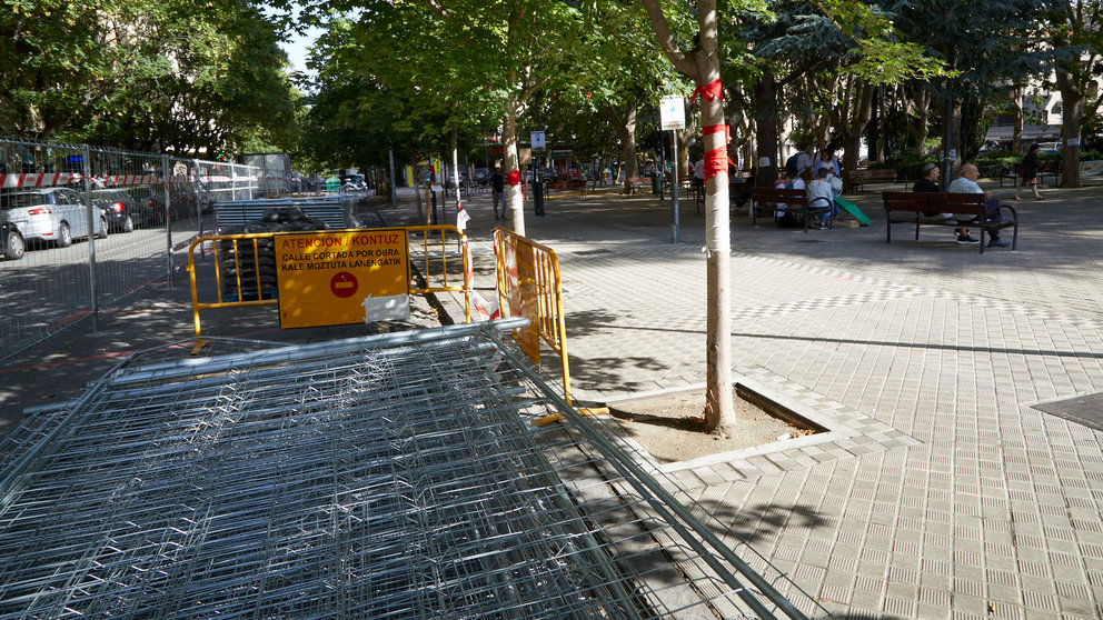 Inicio de los preparativos para las obras del parking de la Plaza de la Cruz de Pamplona a pesar de la oposición y protesta vecinal al proyecto. IÑIGO ALZUGARAY