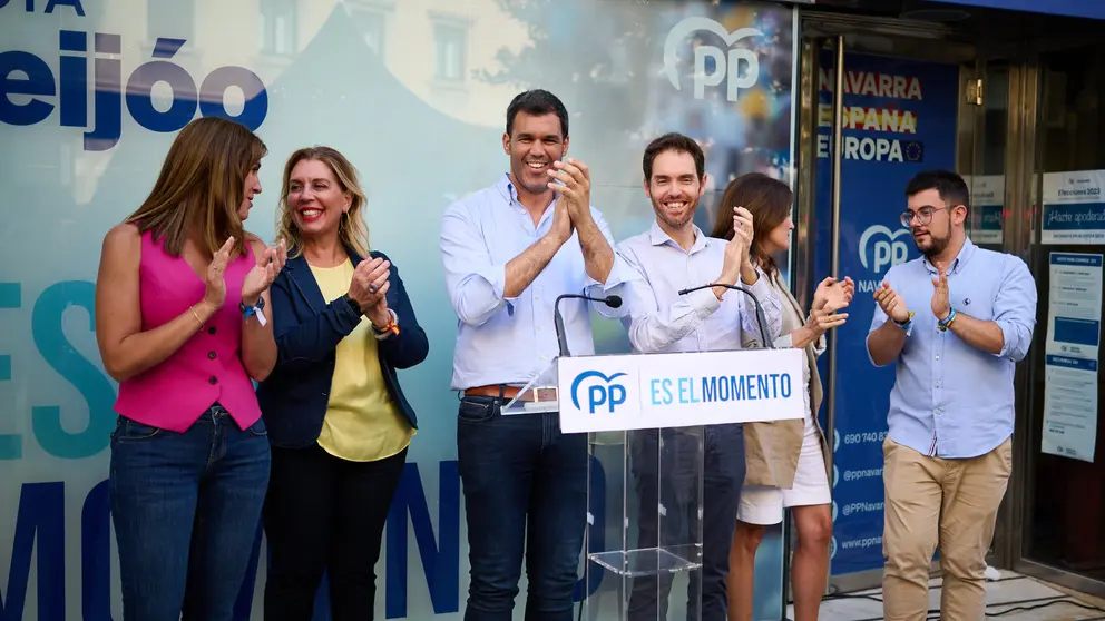 El presidente del PP de Navarra, Javier García, y los candidatos al Congreso y al Senado, Sergio Sayas y Amelia Salanueva, cierran la campaña electoral en la sede del PP. PABLO LASAOSA