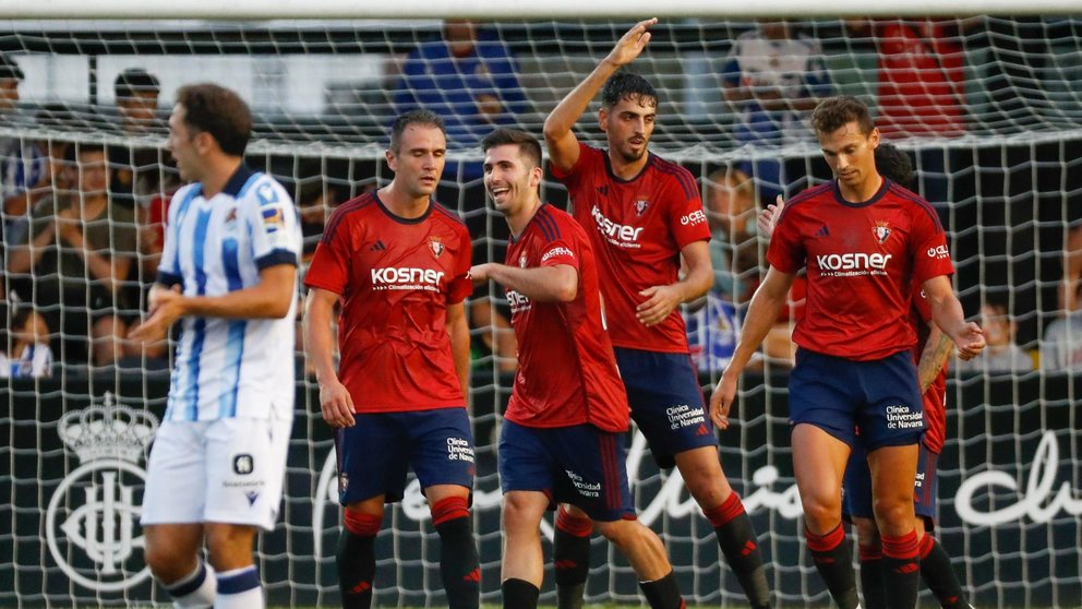 Los jugadores de Osasuna celebran su segundo gol, obra de Alejandro Catena , ante de la Real Sociedad, durante el partido amistoso disputado este viernes en Irún. EFE/ Juan Herrero