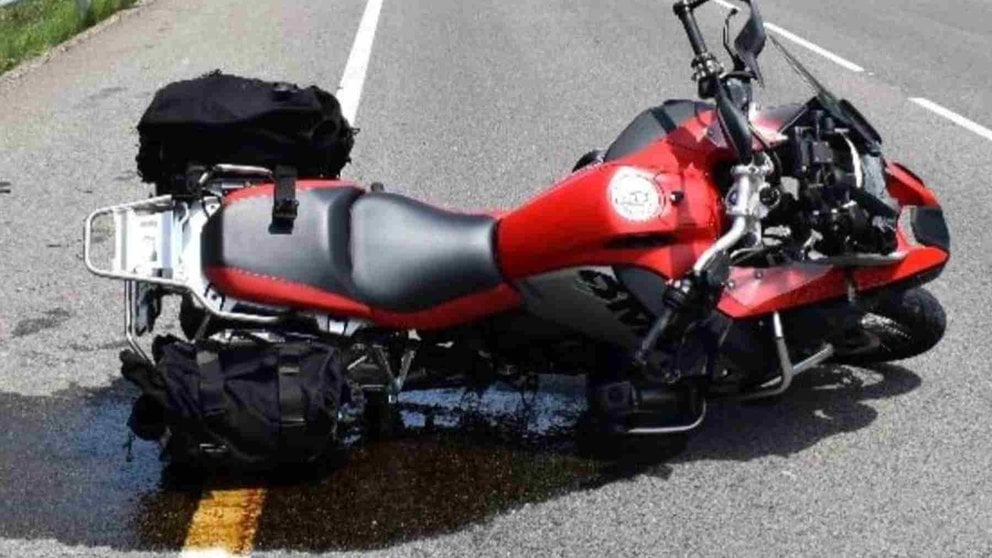 La moto siniestrada sobre la calzada tras el accidente. POLICÍA FORAL