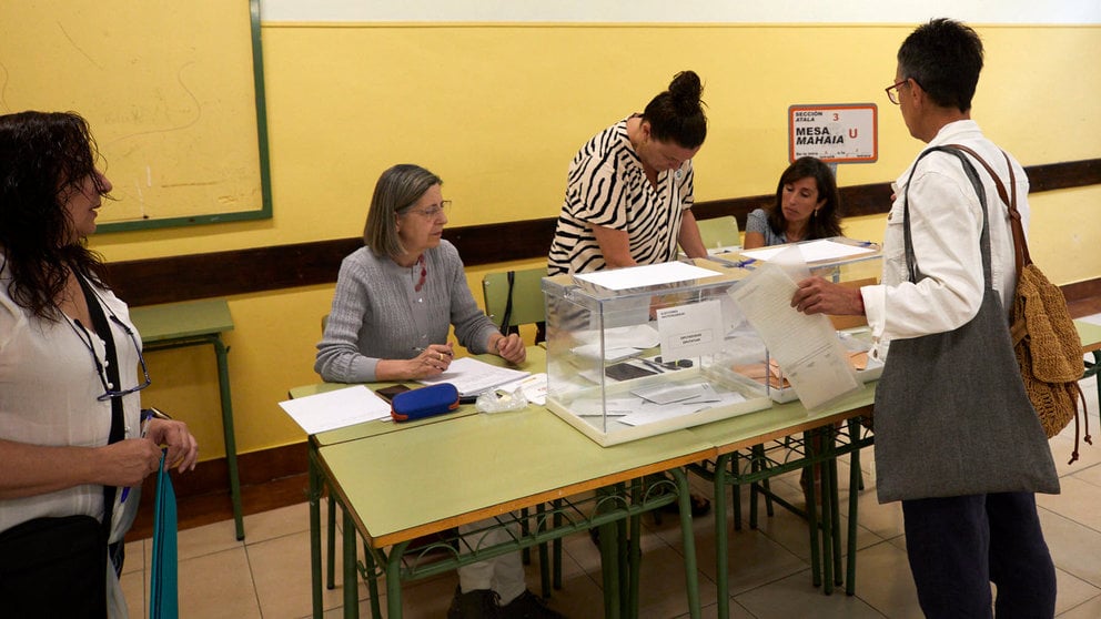 Inicio de la jornada electoral de las Elecciones Generales del 23J en el IES Plaza de la Cruz de Pamplona. IÑIGO ALZUGARAY