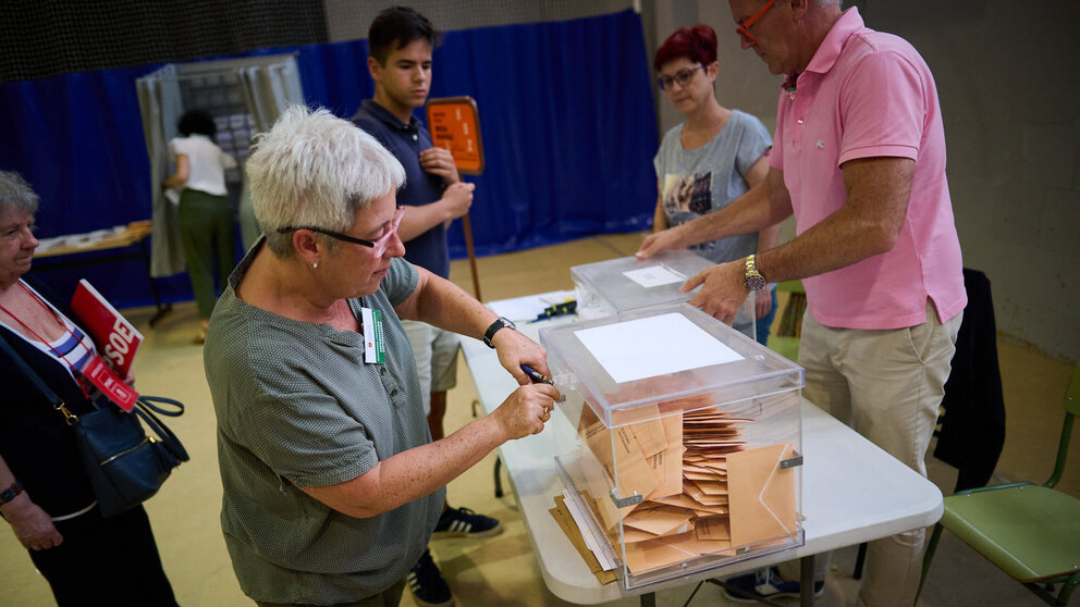 Recuento electoral en un colegio durante las Elecciones Generales del 23J. PABLO LASAOSA