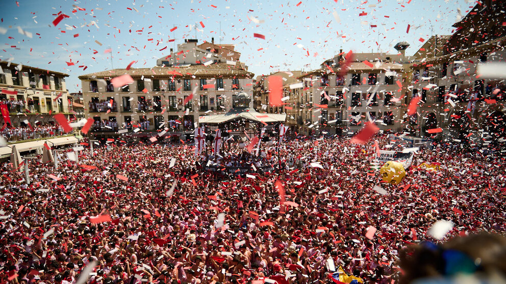 Miles de personas celebran el comienzo de las fiestas de Santa Ana de Tudela 2023 con el lanzamiento del cohete. PABLO LASAOSA