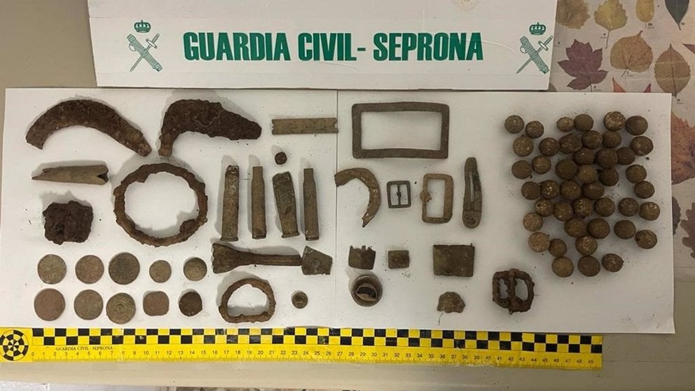Objetos intervenidos a dos personas denunciadas por utilizar detectores de metales para buscar en Baztan restos arqueológicos. - GUARDIA CIVIL