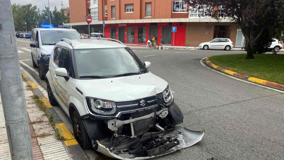 Estado en el que quedó el coche en la calle Arcadio  Mª Larraona después de que su conductora, positivo en drogas, se llevara por delante dos señales de tráfico. POLICÍA MUNICIPAL DE PAMPLONA