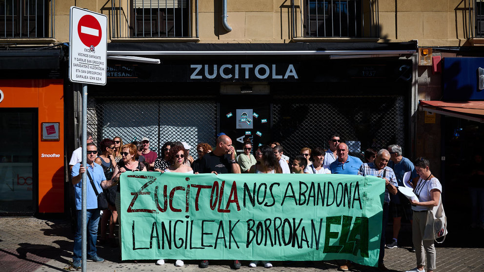 Tabajadores del obrador y las tiendas de Zucitola se concentran para defender sus empleos después de que la dirección de la empresa haya decidido cerrar sus tiendas. PABLO LASAOSA