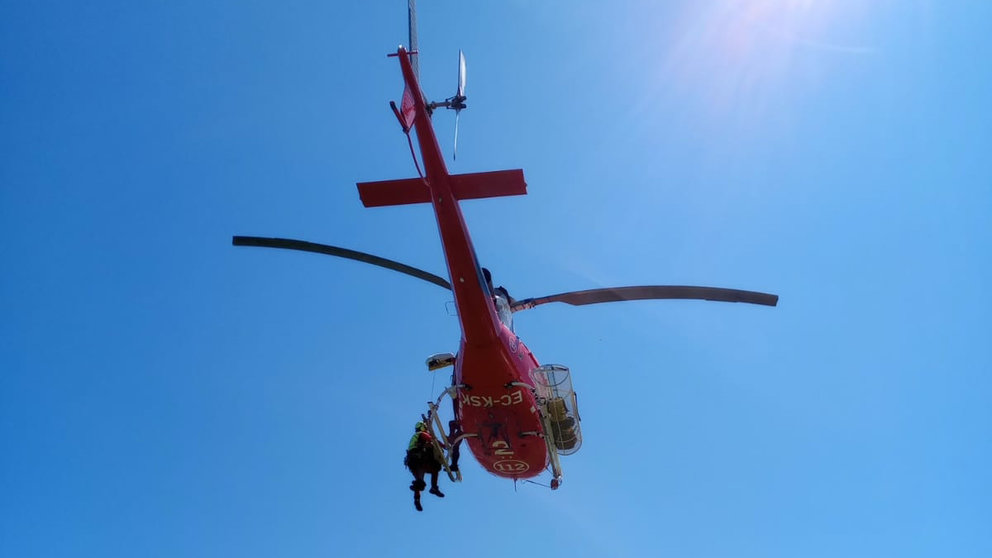 Imagen de archivo de un helicóptero durante una evacuación en Navarra. BOMBEROS DE NAVARRA