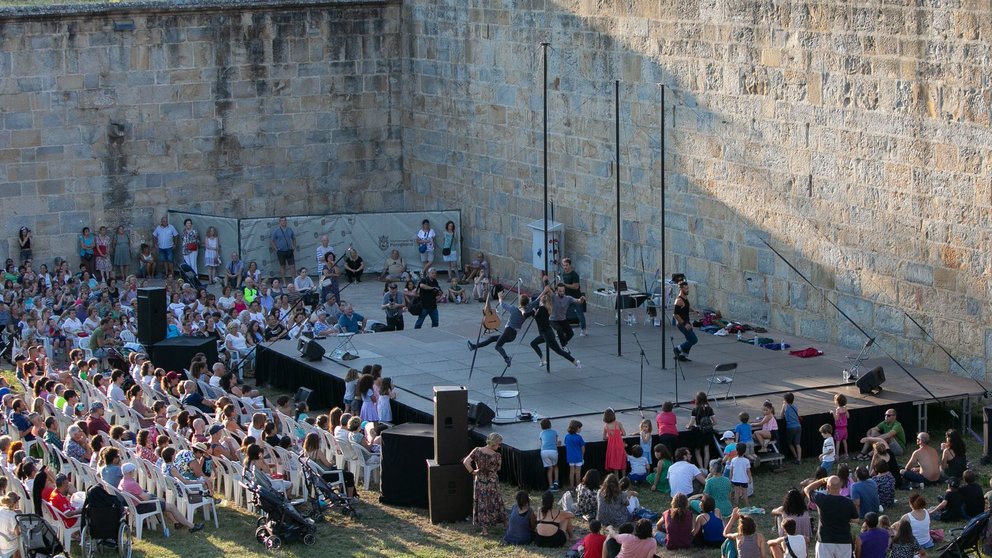 Imagen de un espectáculo de circo contemporáneo en las murallas de Pamplona. AYUNTAMIENTO DE PAMPLONA