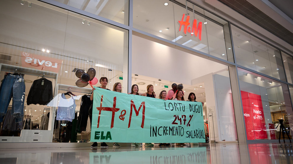 Concentración de las trabajadoras de la tienda de H&M en La Morea para informar de las últimas novedades sobre su "conflicto laboral". PABLO LASAOSA
