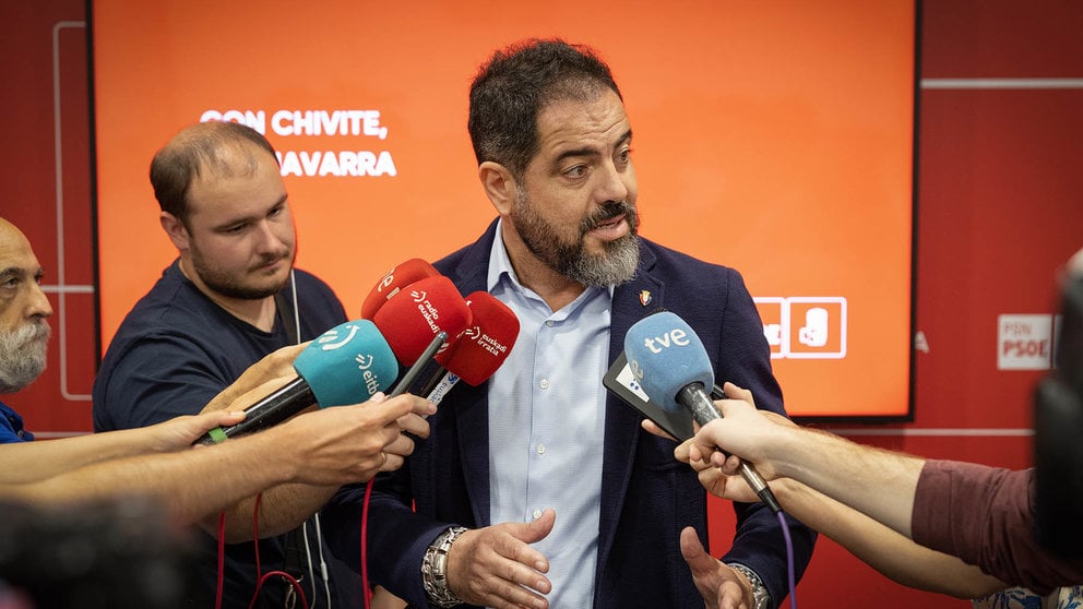 El secretario de Organización del PSN-PSOE, Ramón Alzórriz, atiende a los periodistas este martes en Pamplona donde ha valorado la denuncia de "bloqueo" de Geroa Bai para la formación de Gobierno. EFE/ Villar López