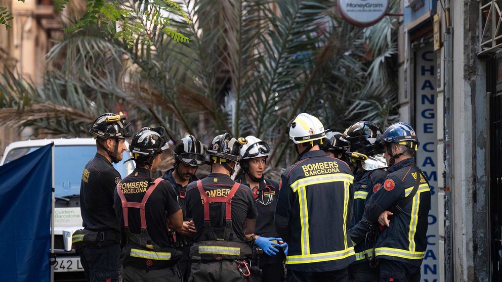 Los Bombers de Barcelona trabajan en el operativo por la muerte de una mujer al caerle encima una palmera en el Raval de Barcelona. EUROPA PRESS / DAVID ZORRAKINO