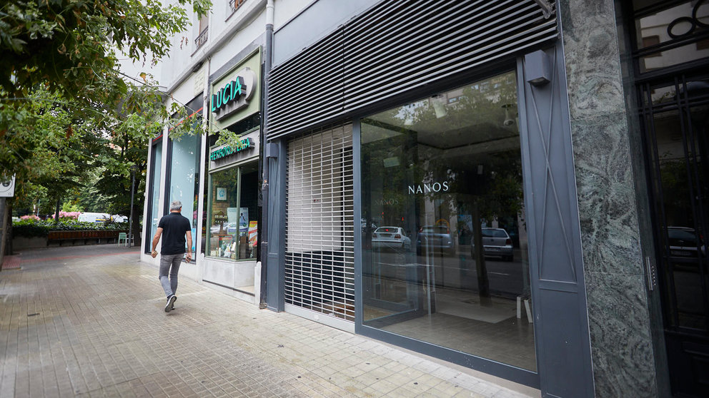 Tienda de ropa infantil Nanos, cerrada recientemente, en la calle Sancho El Mayor 8 de Pamplona. IÑIGO ALZUGARAY
