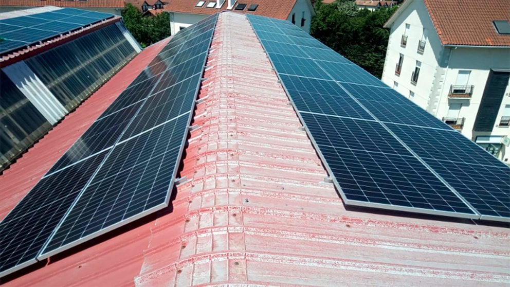 Recreación de la colocación de placas solares en el frontón de Lecumberri. CEDIDA