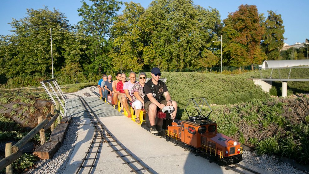 Un grupo de visitantes pasea en el tren del Centro de Interpretación del Ferrocarril y de las Vías Verdes de Trinitarios. AYUNTAMIENTO DE PAMPLONA
