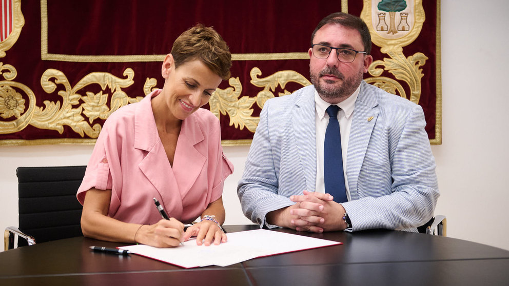 María Chivite junto a Unai Hualde firma el documento para presentarse a la investudra del Gobierno de Navarra. PABLO LASAOSA