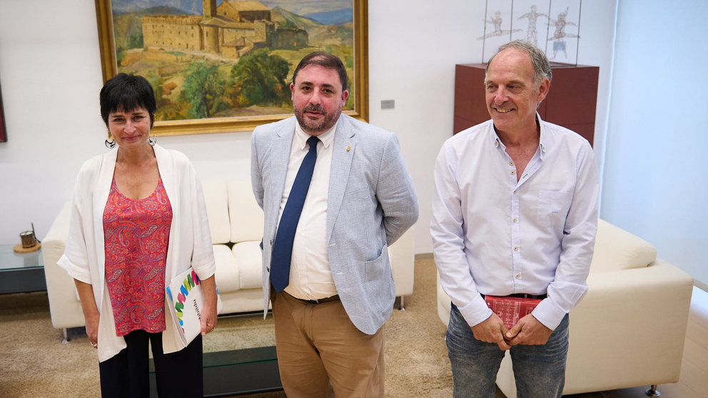 Laura Aznal y Adolfo Araiz, de EH Bildu, se reunen con el presidente del Parlamento, Unai Hualde. PABLO LASAOSA