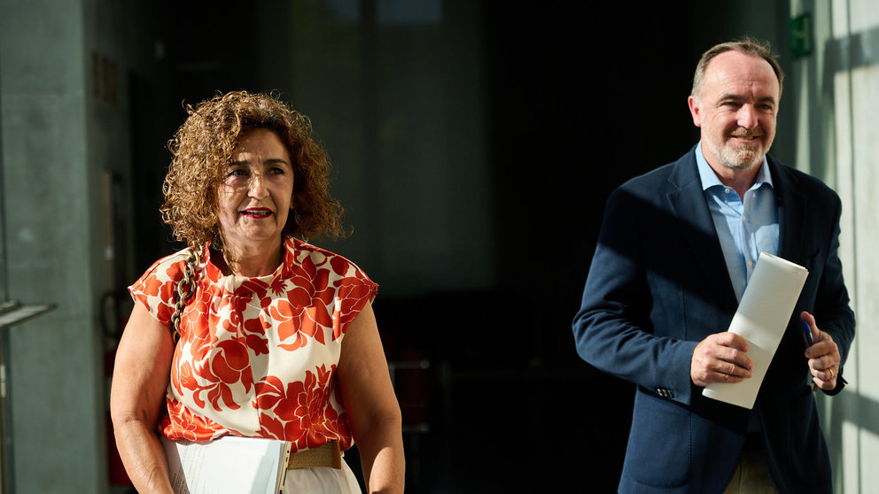 Yolanda Ibáñez y Javier Esparza, de UPN, en su llegada a la Mesa y Junta de Portavoces. PABLO LASAOSA