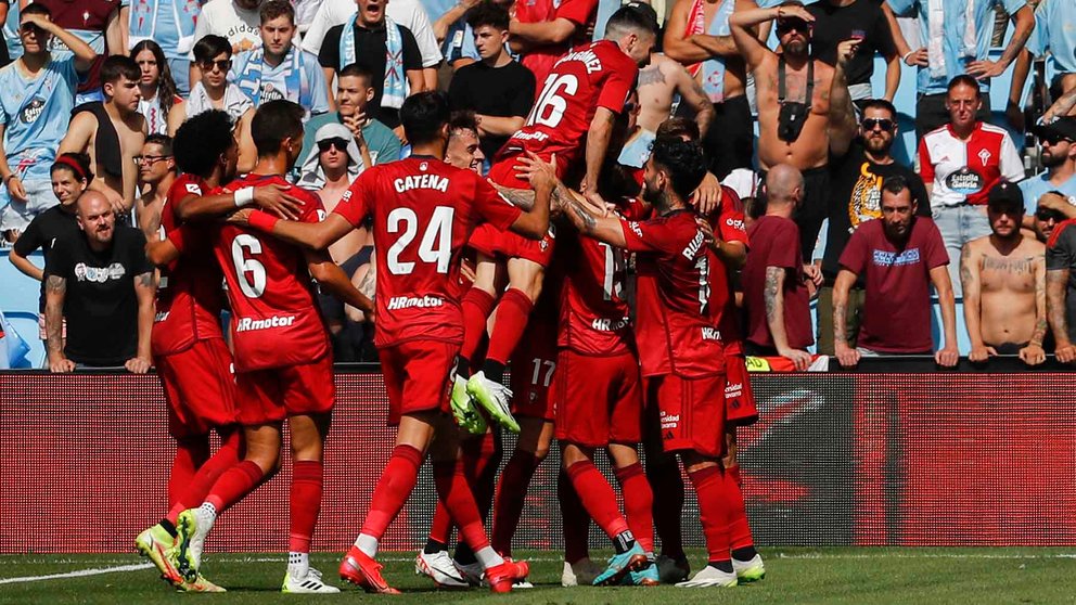 Los jugadores de Osasuna celebran el gol marcado por su compañero Rubén García durante el partido de la jornada 1 de LaLiga que disputan el Celta de Vigo y el Osasuna este domingo en el estadio de Balaídos en Vigo.- EFE/ Salvador Sas