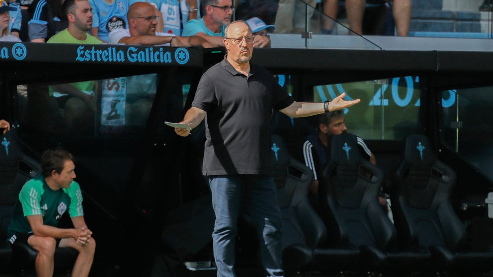 El entrenador del Celta de Vigo, Rafa Benítez, durante el partido de la jornada 1 de LaLiga que disputan el Celta de Vigo y el Osasuna este domingo en el estadio de Balaídos en Vigo.- EFE/ Salvador Sas