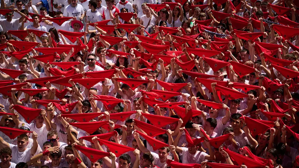 Cientos de personas celebran el chupinazo de Tafalla en sus fiestas de 2023. PABLO LASAOSA