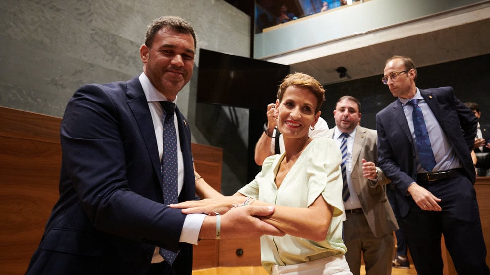 María Chivite junto a Javier García durante el segundo pleno de investidura para la presidencia del Gobierno de Navarra. PABLO LASAOSA