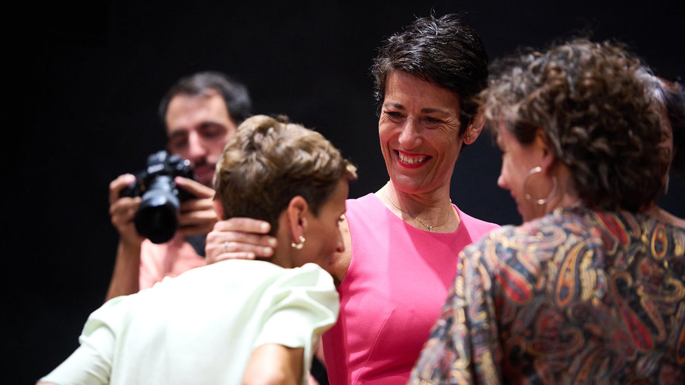 Elma Saiz junto a María Chivite durante el segundo pleno de investidura para la presidencia del Gobierno de Navarra. PABLO LASAOSA