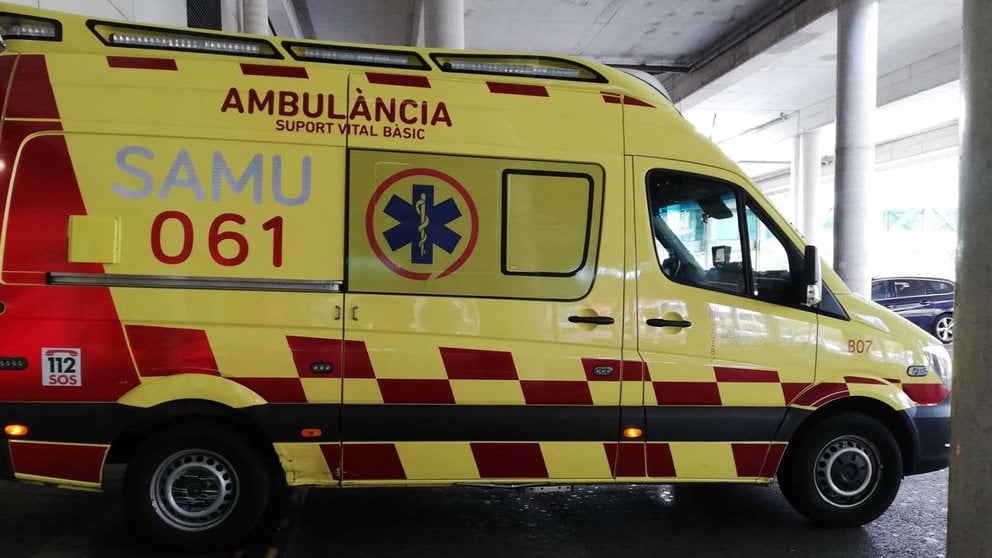 Una ambulancia de soporte vital básico del SAMU 061 de Baleares, aparcada en el Hospital Son Espases. EUROPA PRESS