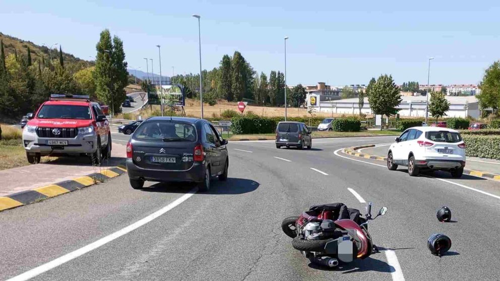 La moto volcada sobre el asfalto en la rotonda de Sarriguren. POLICÍA FORAL