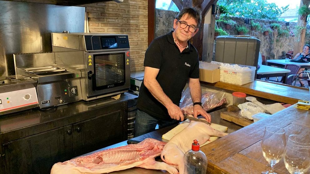 'Perico' Rubio preparando el asado de gorrín en el bar Etayo. Navarra.com