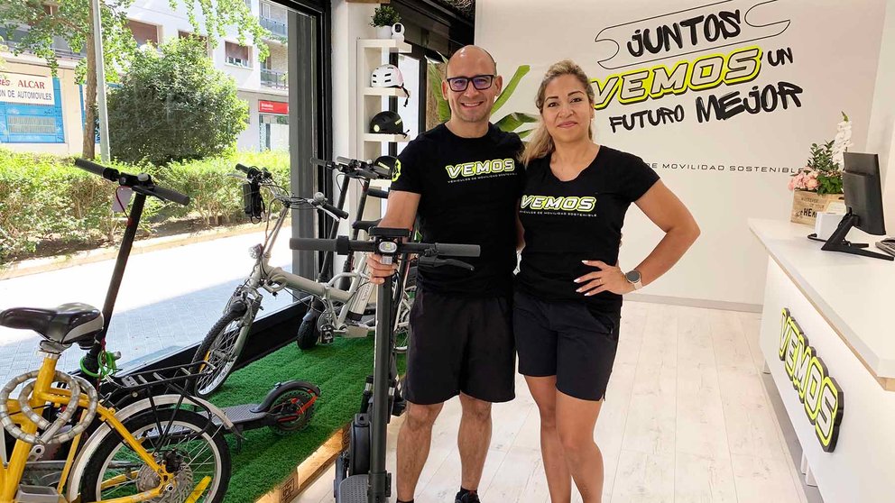 Luis Ramos y Gloria Puga en su tienda 'Vemos' de movilidad sostenible en Pamplona. Navarra.com