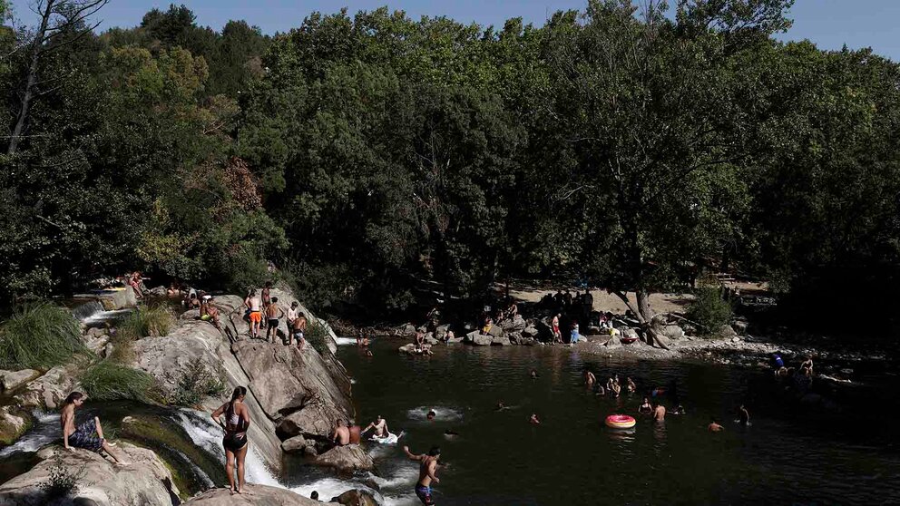 Las altas temperaturas que se registran en Pamplona, cerca de los 40 grados y que previsiblemente se superen en los próximos días hace que el cauce del rio Arga a su paso por la localidad de Huarte se llene de bañistas para intentar paliar con un buen baño el calor que abrasa Pamplona.   EFE/ Jesus Diges