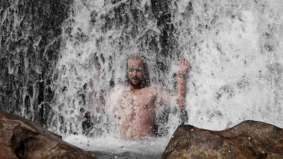 Las altas temperaturas que se registran en Pamplona, cerca de los 40 grados y que previsiblemente se superen en los próximos días hace que el cauce del rio Arga a su paso por la localidad de Huarte se llene de bañistas para intentar paliar con un buen baño el calor que abrasa Pamplona.   EFE/ Jesus Diges