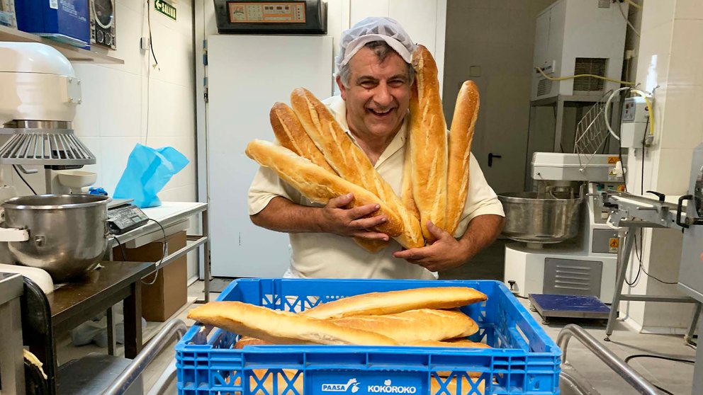 Ismael Oscoz en su obrador del panadero de Ultzama en Huarte. Navarra.com