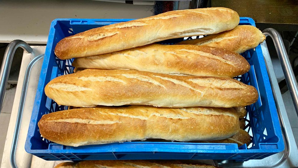 Bandeja de panes del panadero de Ultzama en su obrador. Navarra.com