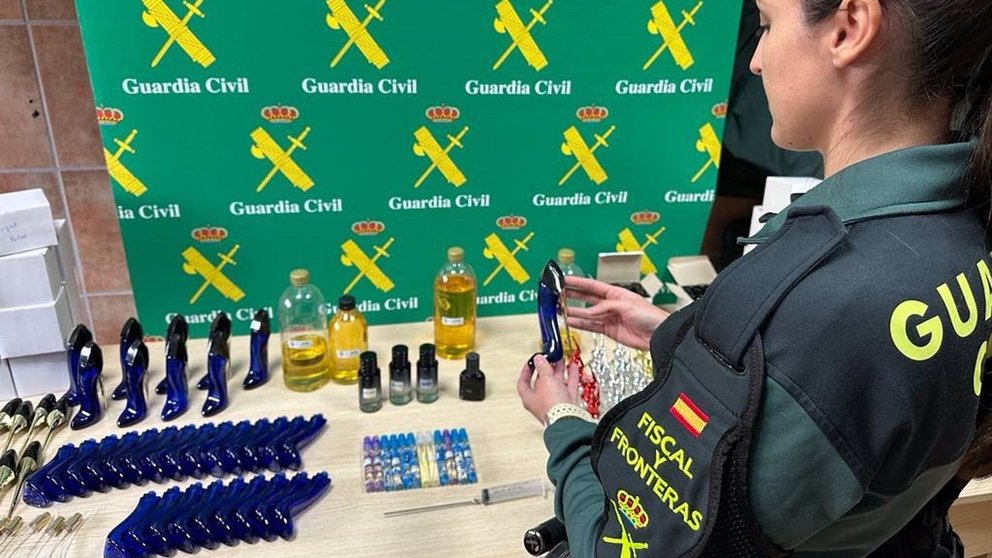 Guardia Civil detiene a un vendedor ambulante con 675 perfumes falsos en Pamplona. GUARDIA CIVIL