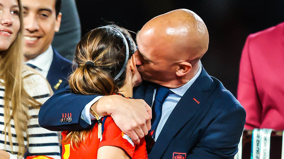 Luis Rubiales besa a Aitana Bonmatí tras proclamarse la selección española de fútbol femenino campeonas del mundo. Chris Putnam / Zuma Press Wire