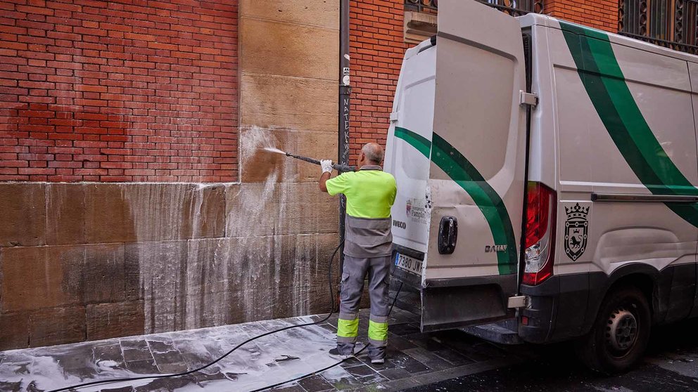 Trabajadores del servicio de limpieza del Ayuntamiento de Pamplona trabajando en el Casco Viejo de la ciudad. AYUNTAMIENTO DE PAMPLONA