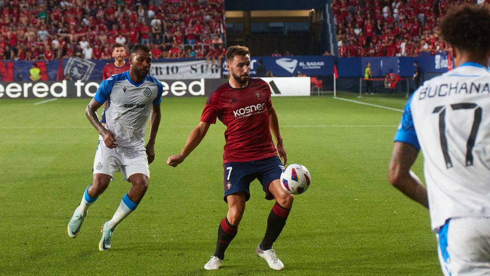 Raphael Onyedika (15. Club Brugge ), Jon Moncayola (7. CA Osasuna) y Tajon Buchanan (17. Club Brugge ) durante el partido de ida de la previa de la UEFA Europa Conference League entre CA Osasuna y Club Brugge disputado en el estadio de El Sadar en Pamplona. IÑIGO ALZUGARAY