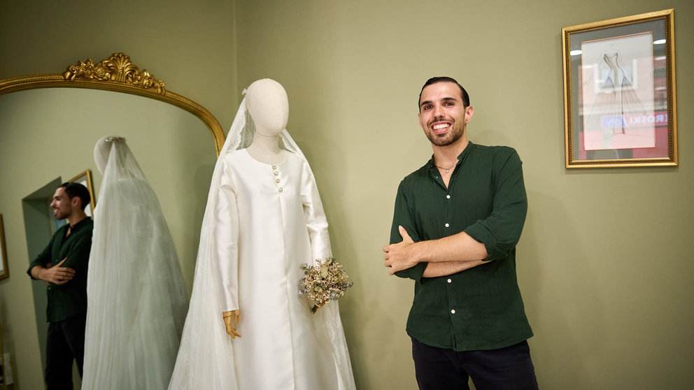 Miguel Biurrun, creador de trajes de novia, inaugura su tienda en la calle Felipe Gorriti 43. PABLO LASAOSA