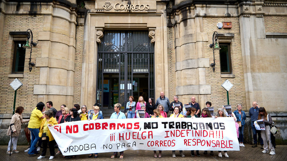 Trabajadoras de la empresa Limpiezas J. Córdoba, adjudicataria del servicio de limpieza de las oficinas de Correos en Navarra, se concentran con motivo del inicio de la huelga indefinida convocada para protestar por los retrasos en el abono de sus nóminas. PABLO LASAOSA
