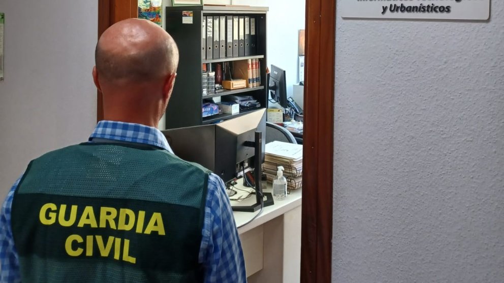 Un guardia civil investiga en la Comandancia de Pamplona. GUARDIA CIVIL