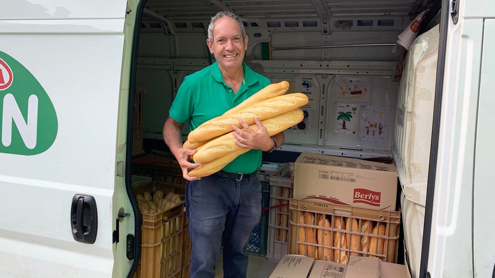 Pedro Barandalla con los panes que reparte diariamente en su furgoneta. Navarra.com