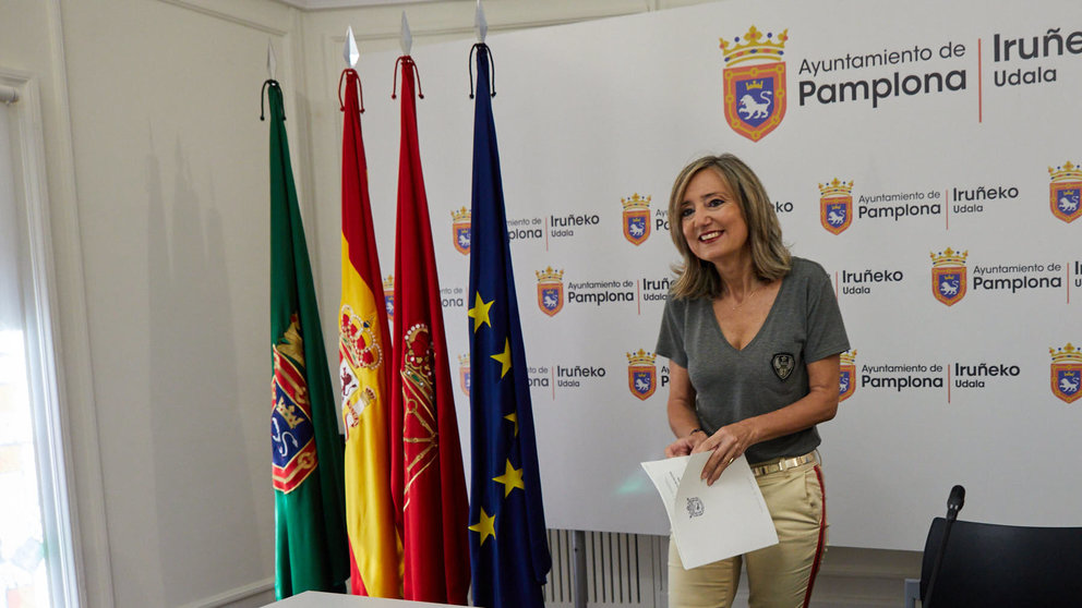 La alcaldesa Cristina Ibarrola informa en rueda de prensa del programa de actos preparado por el Ayuntamiento para conmemorar el 600 aniversario del Privilegio de la Unión de los Burgos de Pamplona. IÑIGO ALZUGARAY
