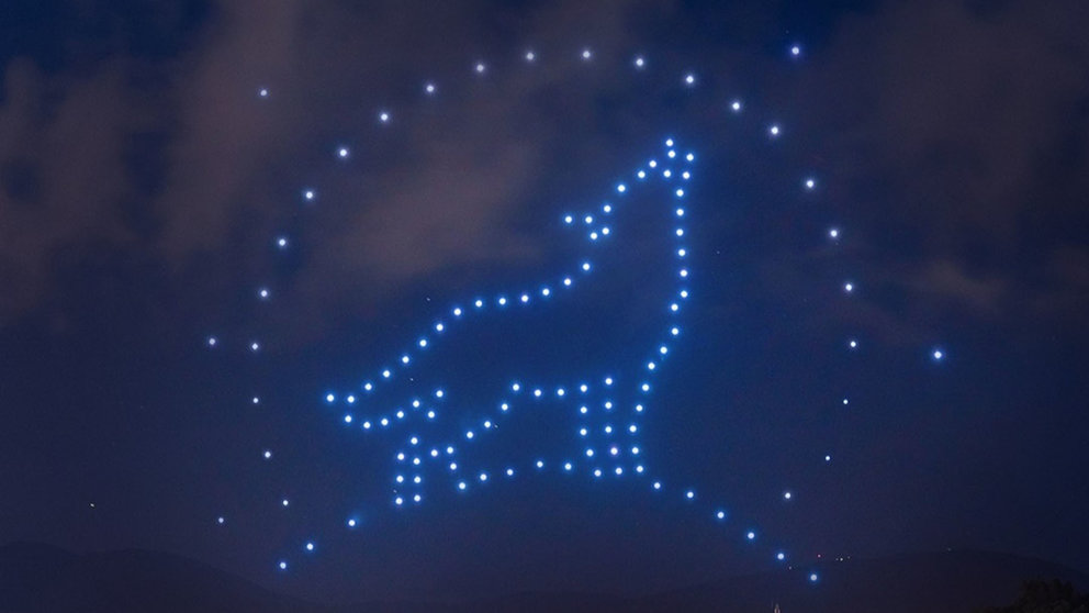 Imagen de la secuencia de un espectáculo de drones. UMILES DRONE LIGHT SHOW