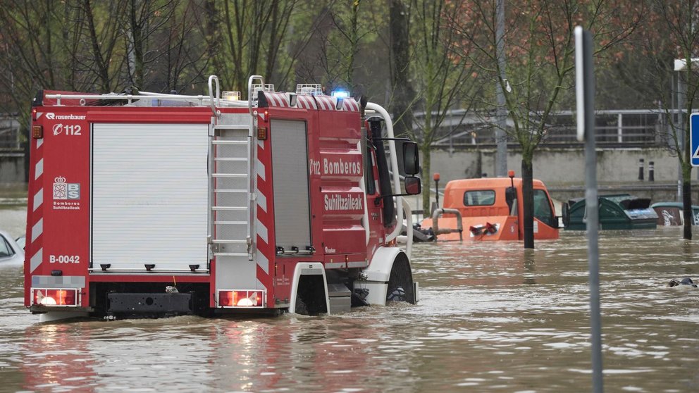 Imagen de archivo de los bomberos interviniendo en una zona inundada en Pamplona. EDUARDO SANZ / EUROPA PRESS / ARCHIVO