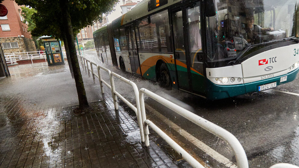 Paso de las tormentas asociadas a la DANA (Depresión Aislada en Niveles Altos) que está cruzando la península por las calles de Pamplona. IÑIGO ALZUGARAY