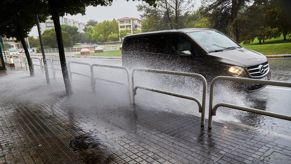 Paso de las tormentas asociadas a la DANA (Depresión Aislada en Niveles Altos) que está cruzando la península por las calles de Pamplona. IÑIGO ALZUGARAY