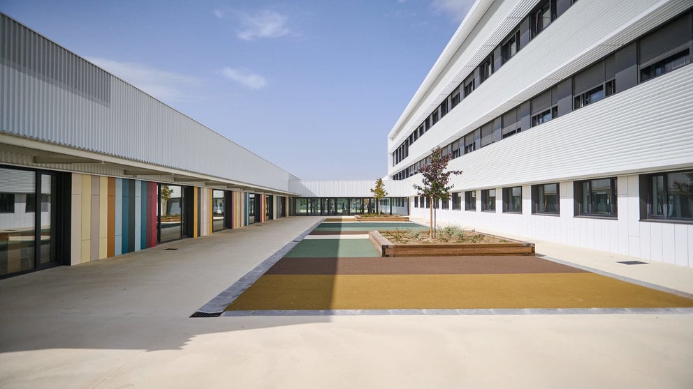 María Chivite, Carlos Gimeno y Carlos Salvador visitan las nuevas instalaciones del Colegio Público Paderborn en la calle Adela Bazo 3 del Soto de Lezkairu. PABLO LASAOSA